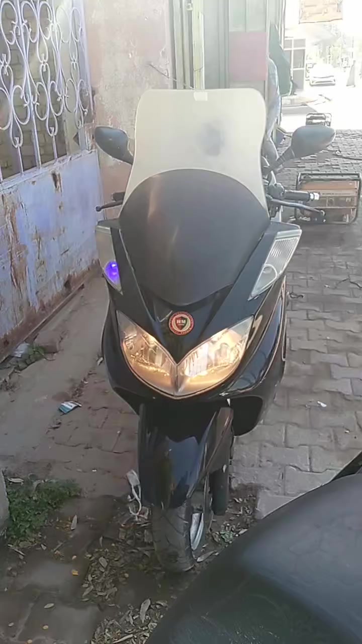 سلام عليكم دراجه ماجسته ملي كراند محرك 250 دراجه مكفوله من الطول للطول نضافه محرك كرهبائيات فولل للاستفسار اتصل  ***********
