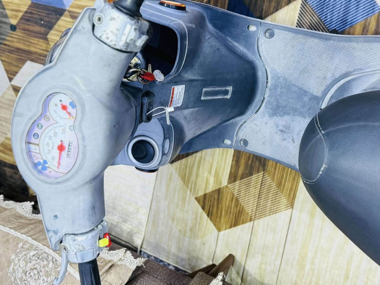 السلام عليكم شباب دراجه فله120 ياباني الدرجه كفاله جديده الون رصاصي او سلفر الدراجه كفاله عامه  اذه مفتوحه مكينه اذه كفر تجاري ترجعلي واني الممنون 
الدراجه ختم واحد كلها دشبول مميز لون وردي بلادي كهربائيات شغاله كله ( قبل فتره نازله من الرمبه ) ابيعلك اصولي من باب البيت 
 العنوان : بغداد حي الأمين الثانيه 
***********
