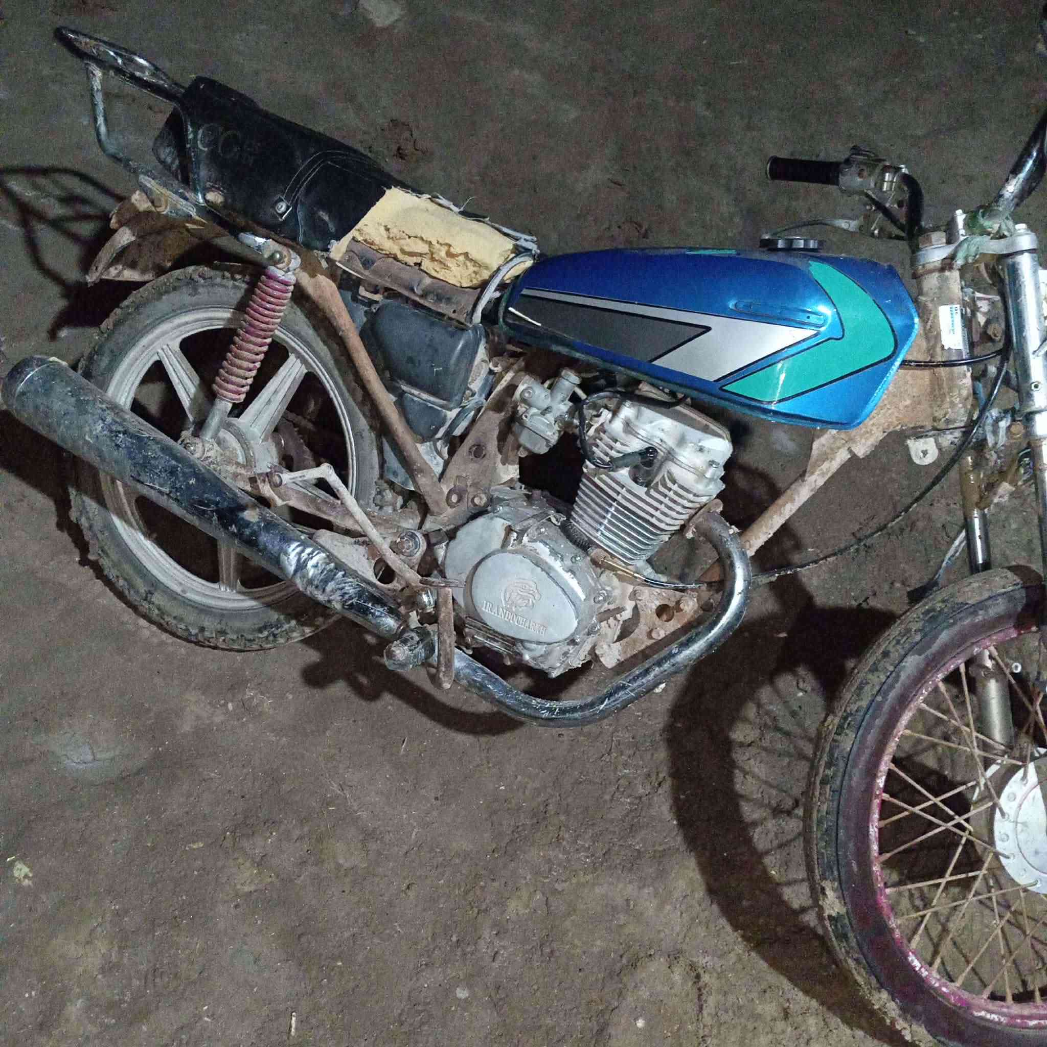 سلام عليكم دراجه البيع اربعه كير الدراجه محركه يذب دهن وتايره الوره طاك  الدراجه شغاله تريد تاير وجوب ومحرك يذب دهن الدراجه اصوليه اوراق صولي وشفت مال الهندر ملحوم مكاني بابل السده المهناويه التواصل خاص بس  سعره  «150» وبيه مجال


**إذا كنت صاحب هذا الإعلان وتريد حذفه لأي سبب، رجاءا أرسل رسالة إلى الدعم الفني**