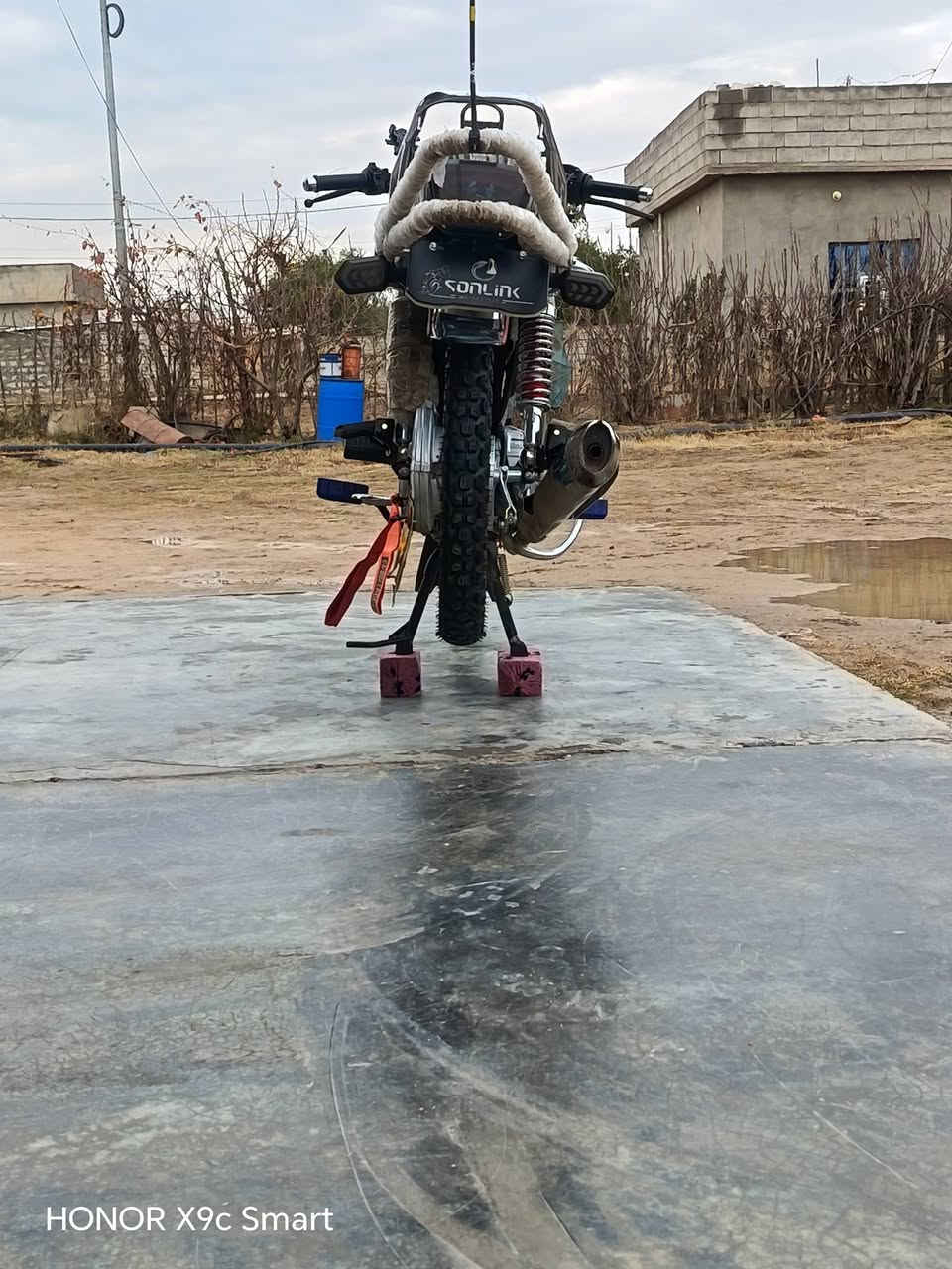 السلام عليكم موطور للبيع تايكر موديل 25 ومحرك ما مفتوح شرط موطور نضيف و جديد تواير جدد  وياله شرط مصطره محرك شرط ما مفتوح شرط موطور كلو شغال برغي ما يعوزه كهربائيات كلها شغاله شرط موطور نضيف سعر 700 وبي مجال للاستفسار الاتصال على الرقم ***********
