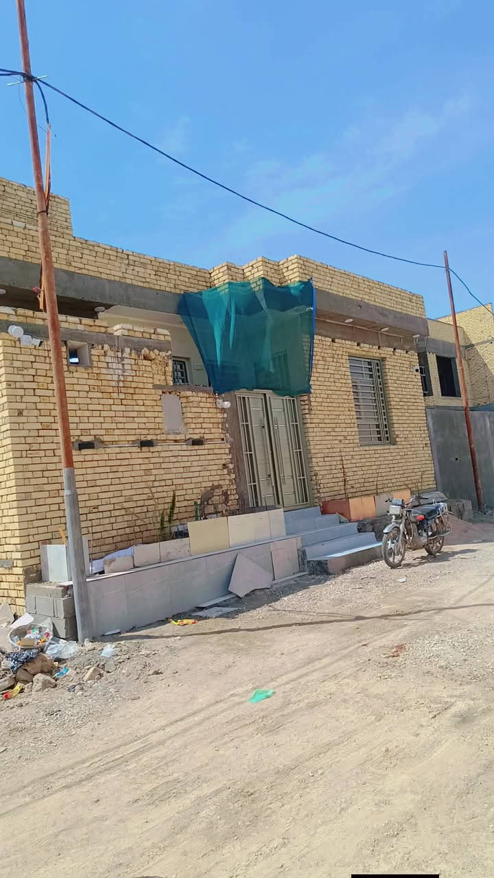 بيت 100 متر بنأ حديث توه كمل طابو اسهم ع طريق السياحي مال تركي ع الشط  مكان حلو وسكن وخدمات 
بشارع الخيرات  مقابيل مطعم نوارس 
غرفه  ومنور وحمام وصاله ومغزن ومطبخ واستقبال وصحيات خارجيه وداخليه
توه كامل صالي شهر من سكنت بي شغل درجه اوله 

السعر ٨٥مليون وبيها مجال
***********
