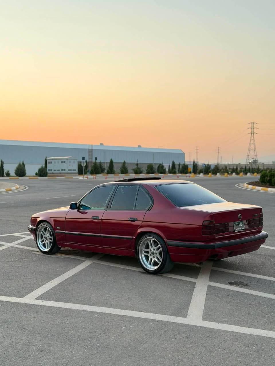 سەرەتا بەناوی خوا  BMW 525i گێر عادی  سەیارەکە ئارمی ئاسایشی کۆنە سلایتە جام کارەبایە تاخمێ ویلی M لەسەرە  ناوێکی جوانی  هەیە پێشی سەیارەکە کەپسە دەعمی نیە تەنها چاملخی لای سایەقی لە دواوە بۆیاخە بێ ناوگرتن بەس ئەوەی هەیە گێرو مەکینەم دوو مانگە داگرتوە بەشەرت  ئێلفرۆ بەشەرت ٢٦ گەلاو مەجال ژم/*********** السليمانية, العراق
