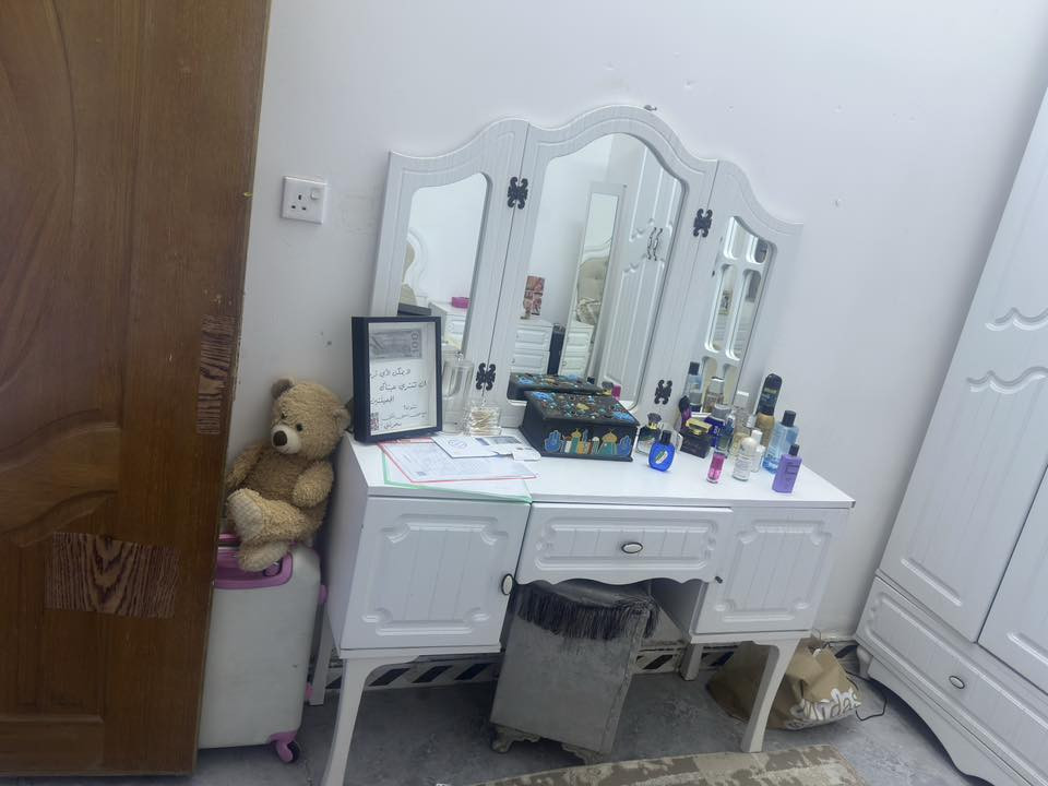 اغراض بيت للبيع 
اسعار نهائية 
غرفة نوم 450 قفل 
كاونتر مع ملحق مع سنك مرمر 100 
طباخ شغال50 
ثلاجة جبسون 200 فقط لاستيك الباب الجوه متقفل زين 
للأستفسار الاتصال او واتس آب ***********
