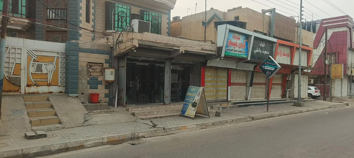 السلام عليكم
بيت للبيع حي الحسين القديم مقابل مجسر مقابل حلويات الحمداني  مصرف بغداد سابقا مساحته البيت 300 م  البيت طابقين مع ثلاث محلات  الطابق الارضي يحتوي على غرفتين وصاله واستقبال ومطبخ ومجموعه صحيه متكاملة الطابق الأول يحتوي على ثلاثه غرف ومجموعه صحيه ومخزن علما ان البناء من الكونكريت المسلح
للاستفسار الاتصال على الارقام التالية 
***********
***********
***********
