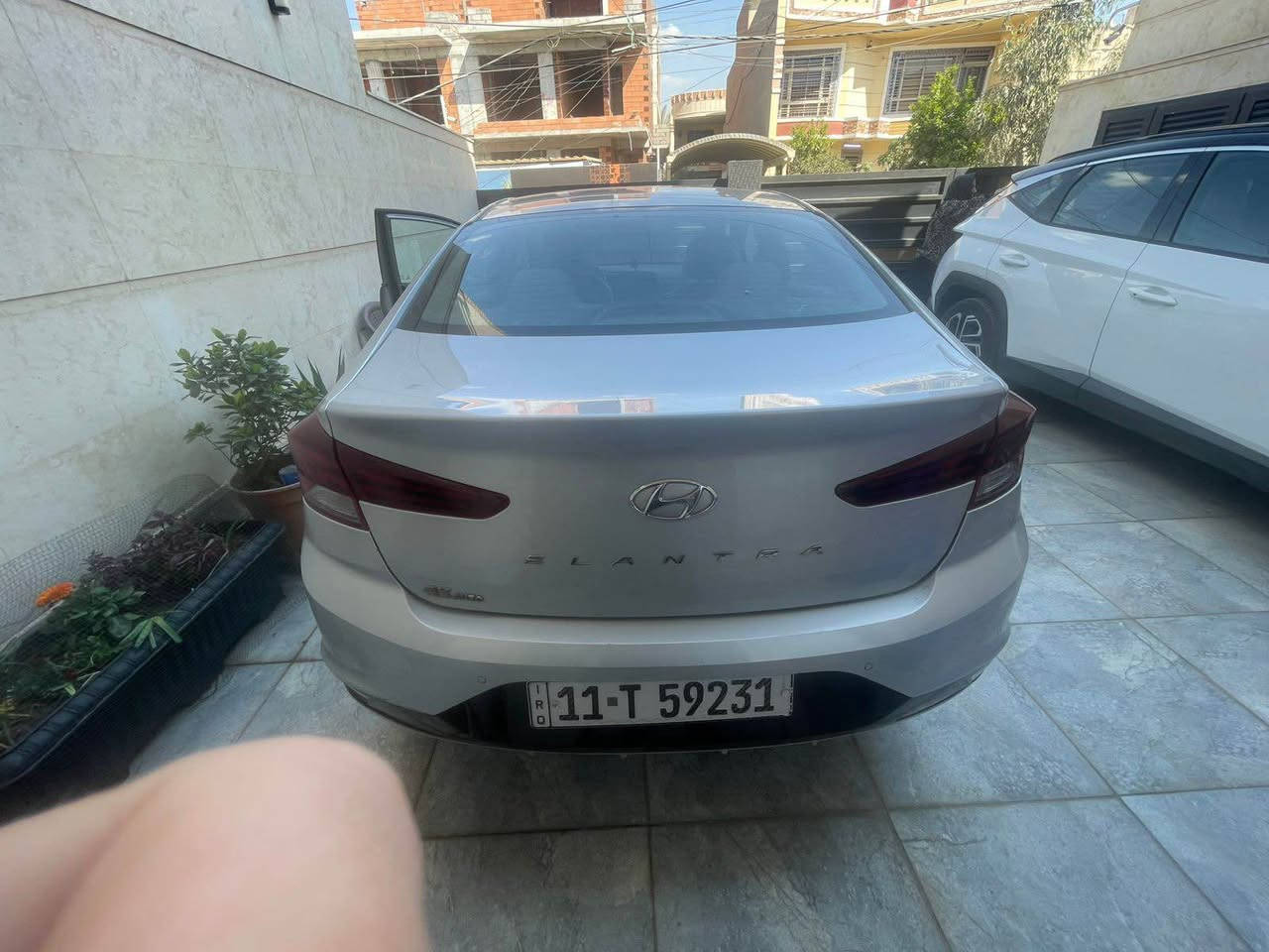 النترا ٢٠٢٠ خليجيه وكالة GK ماشيه ٤٥ الف كم بدون حادث بيها الدعاميه الاماميه مصبوغه فقط اثر كسر و شخوط 
السياره بصمه و سلايد و حساس خلفي كشنات مخمل رقم بغداد مكانها الدوره ابو طياره
موبايل : ‭0770 780 3616‬
السعر ١٥٥٠٠ $ و بيها مجال بغداد, العراق
