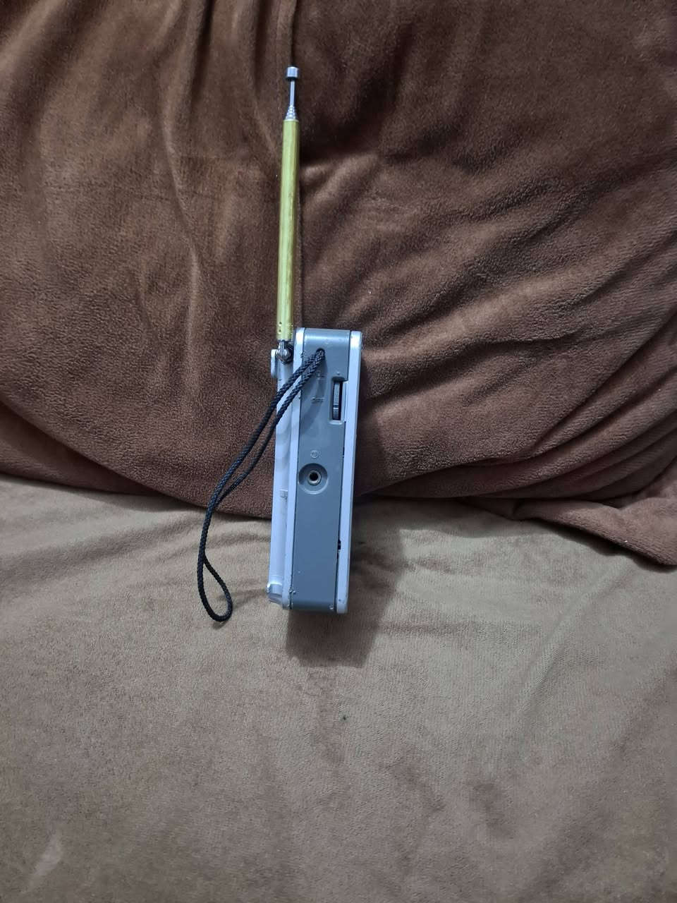 السلام عليكم راديو سوني ياباني صغير للبيع يشتغل موجتين AM,FM السعر ٢٥ الف للاتصال مراسله الصفحه عالخاص ..


**إذا كنت صاحب هذا الإعلان وتريد حذفه لأي سبب، رجاءا أرسل رسالة إلى الدعم الفني**