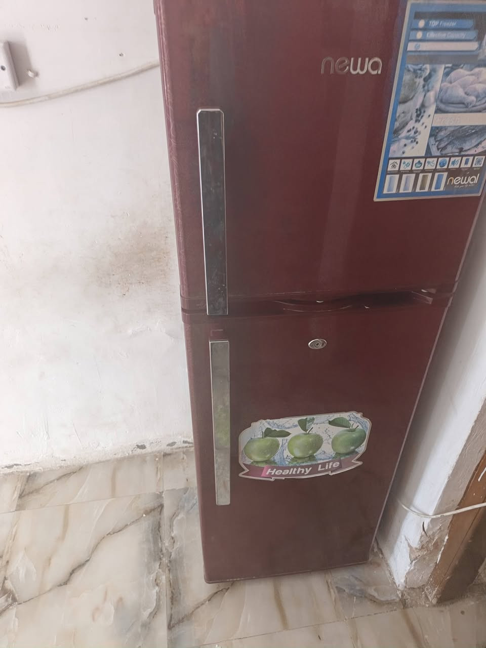 ثلاجة حجم وسط
نظيفة وتجميدها حلوو 
حله مركز 
***********
سعرها 120
