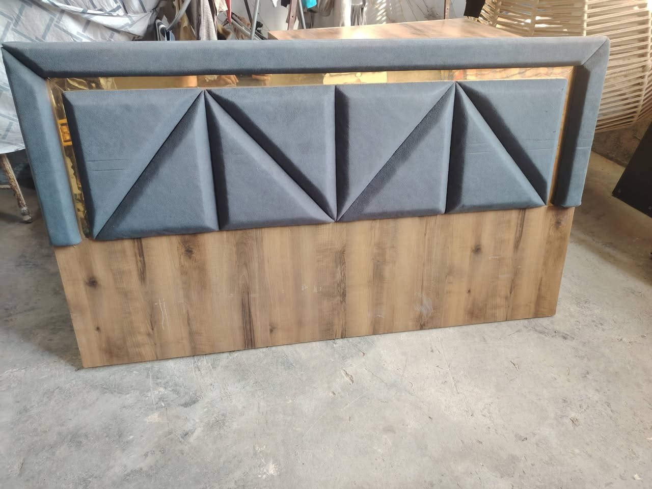 سلام عليكم غرفه 5 قطع
كنتور 240م
جربايه كامله اي نقص ما بيها 
ميز توليت سكك جديده 
كومديات عدد 2 
سعر سعر معه توصيل 390 الف 
اي استفسار وات ساب او رقم 
***********
ملاحظة غرفه اي اي نقص ما بيها
