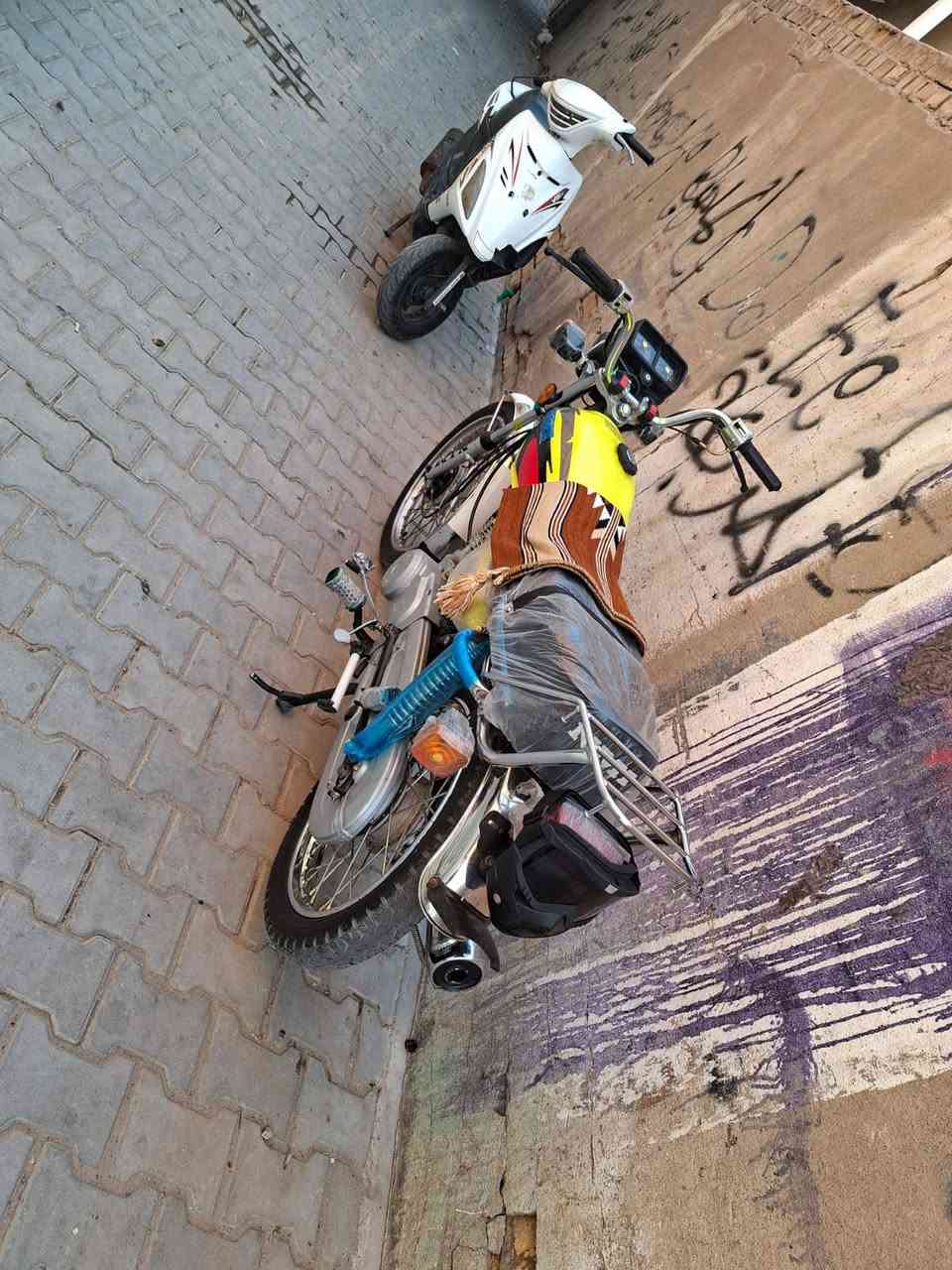 اربعة كير موديل 22 ليموني اوراق اصولي 6  نضافة فول لا تبخير ولاتنقيص مكينة مبدل بس لاستيك ولف   كهربايات كلهن شغالة دشبول كله شغال   دبلات جدد كشن جديد ويل خلفي جديد  دراجة جاهزة نصبته كلش حلوة سعرها 850 نهايتة 800 شراي بيك خير وادلل بس تعامل لا ادك رجائن ***********

