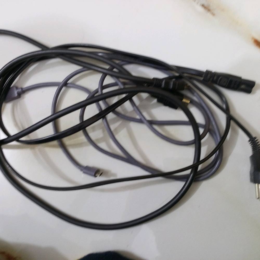 PS4 مستعمل نظيف، يدة واحدة اصلية، UBS سعة 850 بس يحتاج تبديل بطارية، لعبتين داخل الحساب الاولئ Maincraft والثانية ARK, والكيبلات الاصلية ال HDMI و سلك الباور