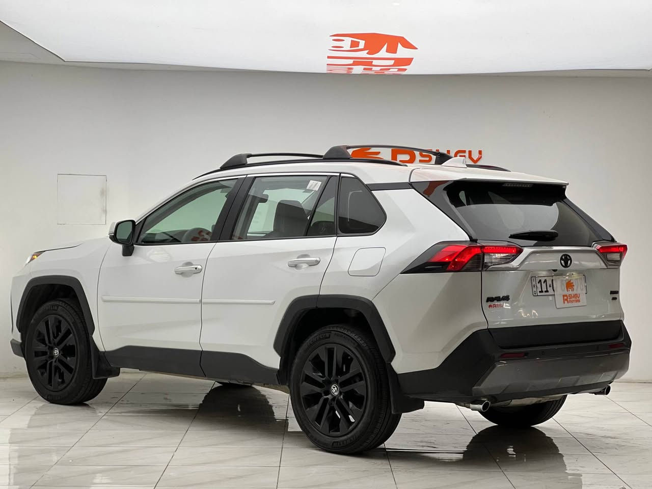 TOYOTA RAV4 2024 AWD
تويوتا رافور ٢٠٢٤
مواصفات Limited فول فول

شاشة كبيرة، سماعات JBL، كشنات جلد و تدفئة و تبريد و خزن، عدادات دجتال، ويل بلادي اسود، فتحة سقف، بصمة، رادارات و حساسات ٣٦٠ درجة، و بعد هواية مواصفات 

ماشية 3,000 ميل فقط
مكينة ٤سلندر حجم ٢.٥لتر و فور ويل
بيها صندوق صبغ و جاملغ معدل بدون دواخل و ايرباك السيارة بعدها جديدة زيرو

مكفولة من كير و محرك و حجر كزوز

رقم بغداد ب اسمنا و شرط التحويل

و ب سعر(310$) ورقة و بيها مجال للطيبين

مكان السيارة

دهوك -معرض ارشف R-Shev
رقم51 من معارض التيرمينال 

***********
*********** دهوك, العراق
