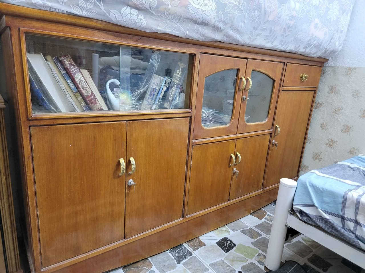 السلام عليكم  بوفية 2 متر شغل تزكام ثقيلة و نضيفة مثل الصورة السعر 250 وبيها مجال بسيط 
0773 208 7133 عمارة, ميسان
