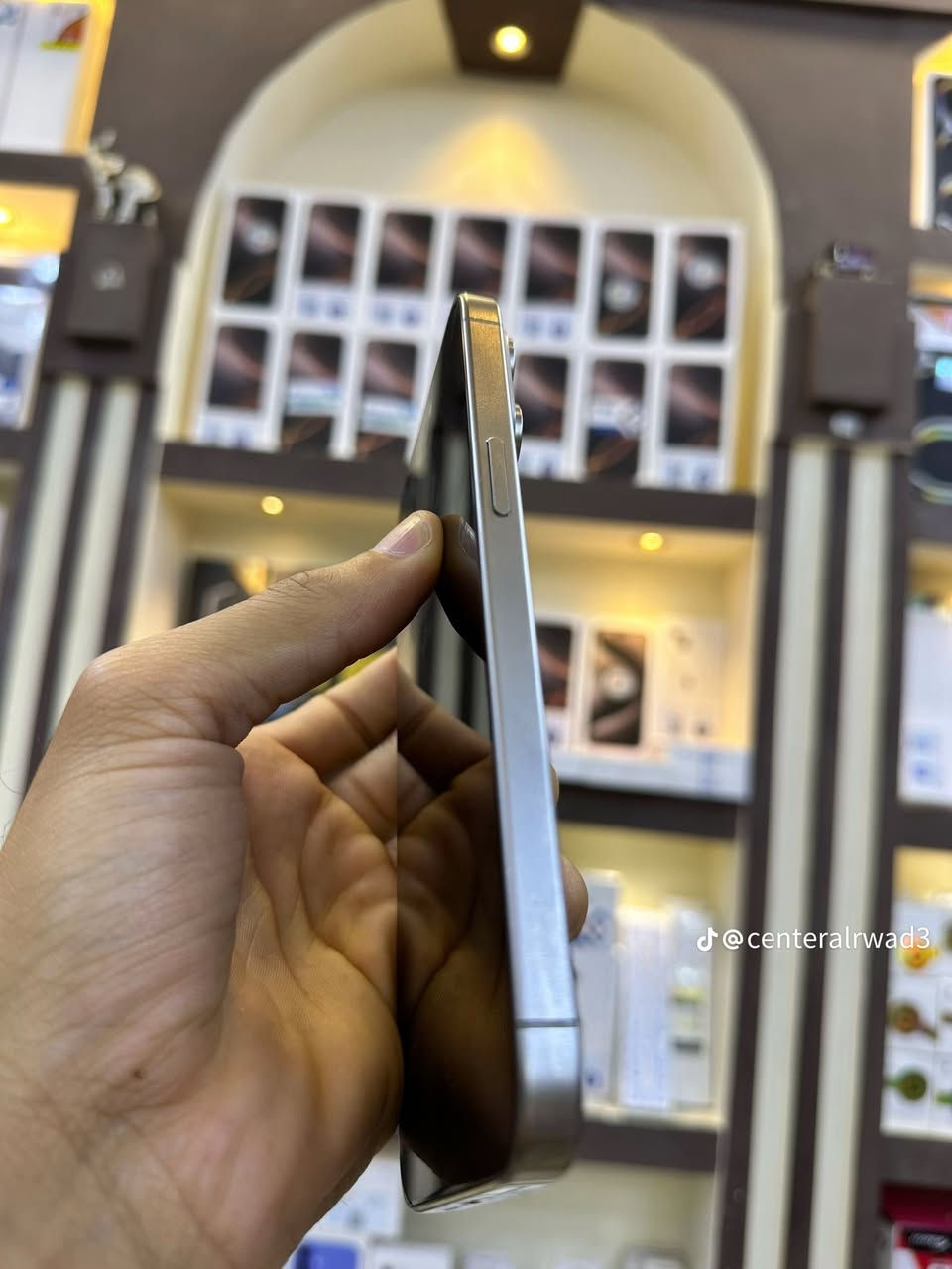 15 برو ماكس جهاز نضيف كلش
بطاريه 88
مشحون 699
ذاكره 256
شرق أوسط 
خطين 
***********
