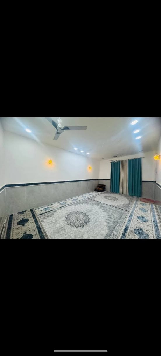 سلام عليكم بيت 200متر بجمع بيتي الثاني قريب عله مجمع الصلطان بيت جديد بناه درجه اوله تفاصيل البيت /🛏غرف عدد 2/استقبال /مطبخ/صاله🛋/عمامات عدد2/مكاشيف عدد2/كراج كبير للستفسار ***********واتساب
