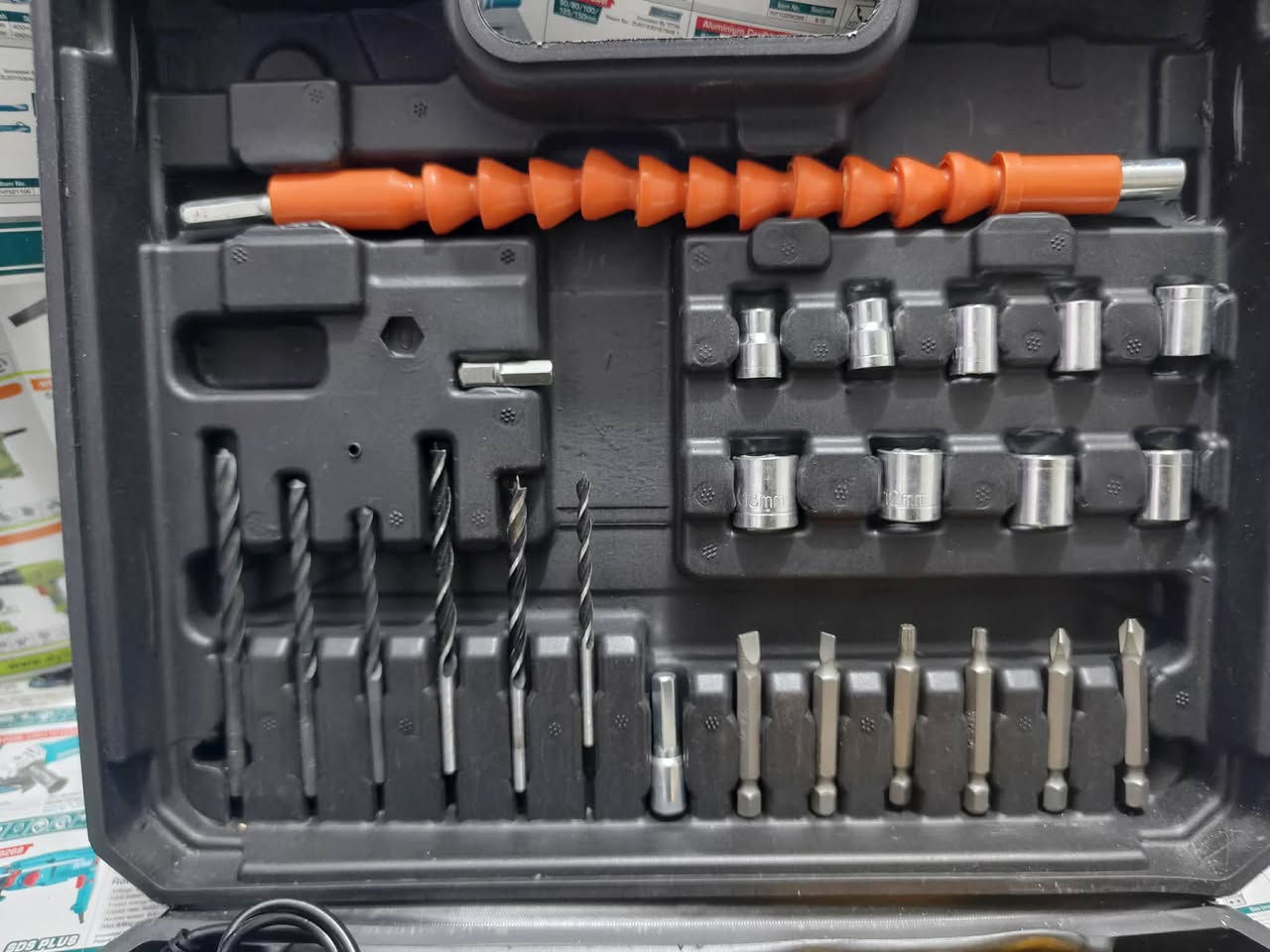 دريل شحن 21 فولت من ماركهSDS  معه بطاريات عدد 2 21 فولت وشاحن ومعه عده تحتوى على براين ولبب درنفيس ولقم طوبه حديد 3 عمليات همر 25 درجة عزم سرعتين 
السعر 25 الف معه التوصيل
الحجز واتساب ***********
