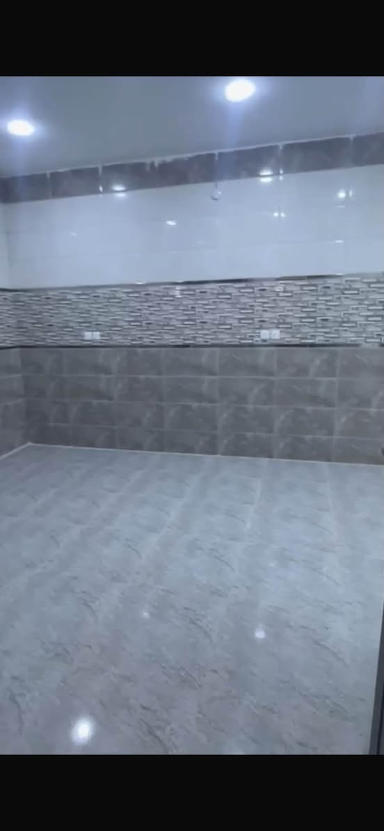 شقه زيرو مساحتهه ١٧٠ متر للايجار في يرموك الداخليه تفاصيل طابق ثاني تحتوي على ٣ غرف كبار وصاله واسعه ومطبخ وحمام وبالكون سعر الايجار مليون  للاستفسار ***********

