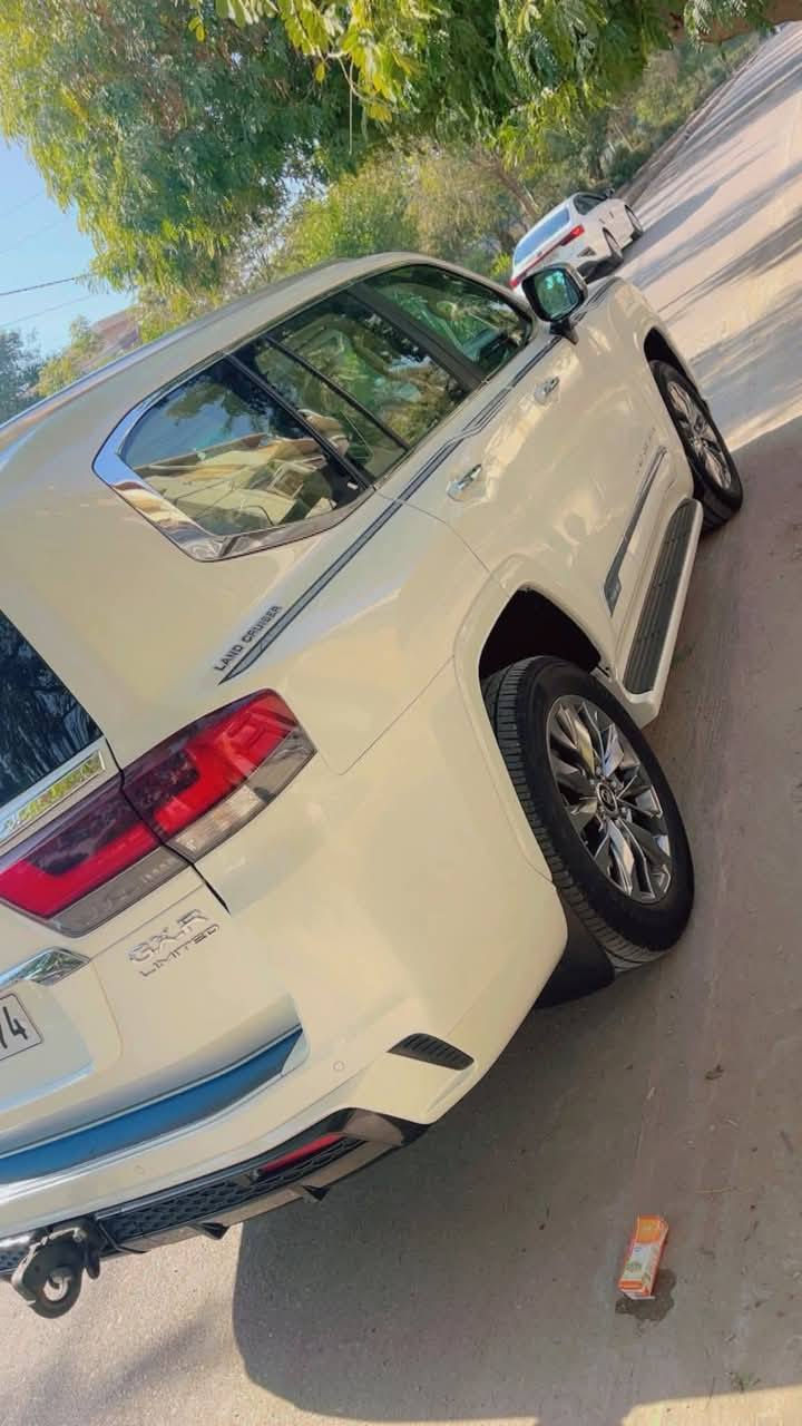 جديد جديد سلام عليكم
للبيع لاندكروز موديل 2023   مكفولة كفالة عامة من كلشي 6سلندر 4000 سياره ساز  لمتد اصلي

مواصفات السياره ماشيه 31حقيقي 

فتحة سقف 
٤كامرات 
جنطة كهرباء  ترهم مراوس 

كراسي جلد 

كراسي كهرباء 

شاشات تطبيق اصل 

3 شاشات 

كراسي تدفئة 

كراسي تبريد 

لايت زنون 3 عدسات 

كشاف لايت 

زراك لايت 

3 قطع تبريد 

جامات تصعد وتنزل كهرباء اوتو 

مري كهرباء وشفط 

نضام SPORT

نضام OTOhold

نضام صعود الجبال 

نضام المنحدرات 

داخل جلد بيجي 

بك لايت LED 

كامرات خلفية وامامية 

حساسات أمامية 

حساسات خلفيه 

سياره جديدة حيل

مكان السيارة صويره

سيارة بسمي تحويل

للاستفسارا أو معرفه السعر الاتصال على الرقم                   ***********/(***********السيارة جديده كلشش
