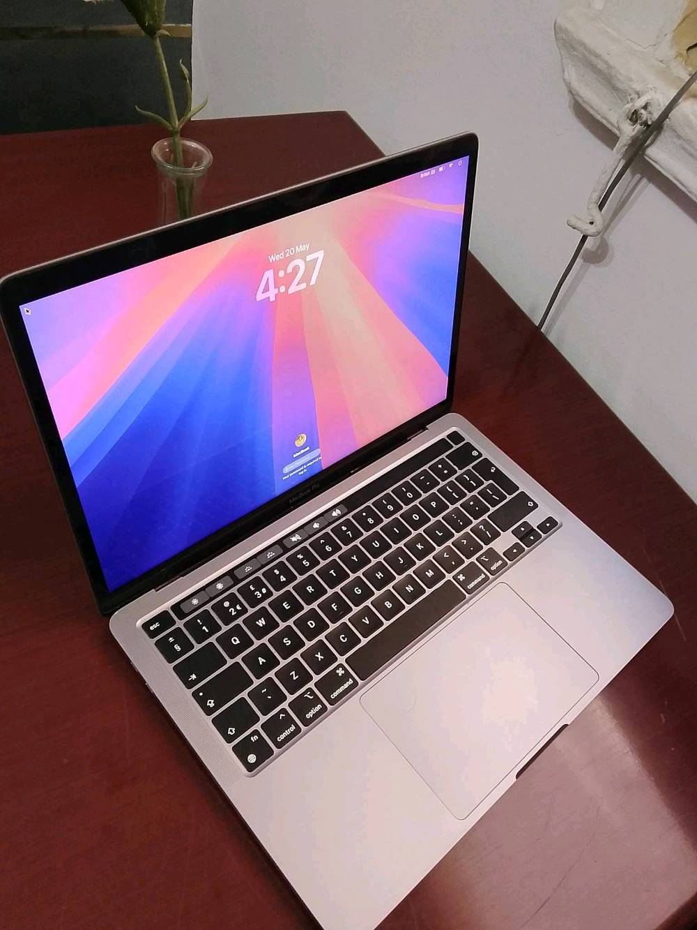 🍏 Apple MacBook Pro M1 (2020) | ملك الأداء والأناقة المطلقة ✨
لكل المصممين، المبرمجين، صناع المحتوى، والطلاب الذين يبحثون عن الكمال.. وصلنا الجهاز الأكثر طلباً واستقراراً في العالم، اللابتوب الذي غيّر مفاهيم السرعة بفضل معالج آبل الثوري M1. أداء خارق، بطارية أسطورية، وتصميم يخطف الأنظار!
🚀 المواصفات الخارقة التي تجعله في الصدارة:
المعالج الثوري: Apple M1 Chip بمحرك عصبي ذكي يمنحك أداءً صاعقاً وسرعة خيالية في المونتاج، البرمجة، ومعالجة الصور الثقيلة.
الشاشة الأسطورية: شاشة Retina الفاخرة مقاس 13.3 إنش مع تقنية True Tone - ألوان حقيقية فائقة الدقة والوضوح، وهي الخيار الأول للمصممين والمخرجين.
لوحة التحكم واللمس: مزود بـ Touch Bar الذكي و Touch ID لبصمة الإصبع لتوفير أمان وسلاسة تامة في الاستخدام.
منظومة التبريد: نظام تبريد نشط ومطور يحافظ على برودة الجهاز وهدوئه التام حتى تحت أثقل ظروف الكرف والرندر.
✨ مزايا ستجعلك تعشق هذا الماك بوك:
البطارية الإعجازية: بطارية خرافية تدوم طويلاً جداً لتمنحك حرية العمل طوال اليوم خارج المنزل أو المكتب دون التفكير في الشاحن.
الصوت والكاميرا: مكبرات صوت ستيريو تدعم Dolby Atmos وصوت نقي جداً، مع ميكروفونات بمستوى استوديو احترافي.
الهيكل الفاخر: تصميم ألومنيوم نحيف، خفيف الوزن جداً، ويعكس أعلى مستويات الأناقة والرفاهية.
💰 السعر: [950] ألف دينار
(صفقة حقيقية للحصول على نسخة Pro الفاخرة بسعر منافس جداً)
الحالة: الجهاز بحالة النظافة التامة (نظافة فائقة، شبه جديد)، مفحوص بالكامل وجاهز للإبداع فوراً.

يتوفر توصيل مجاني لكل محافظات العراق