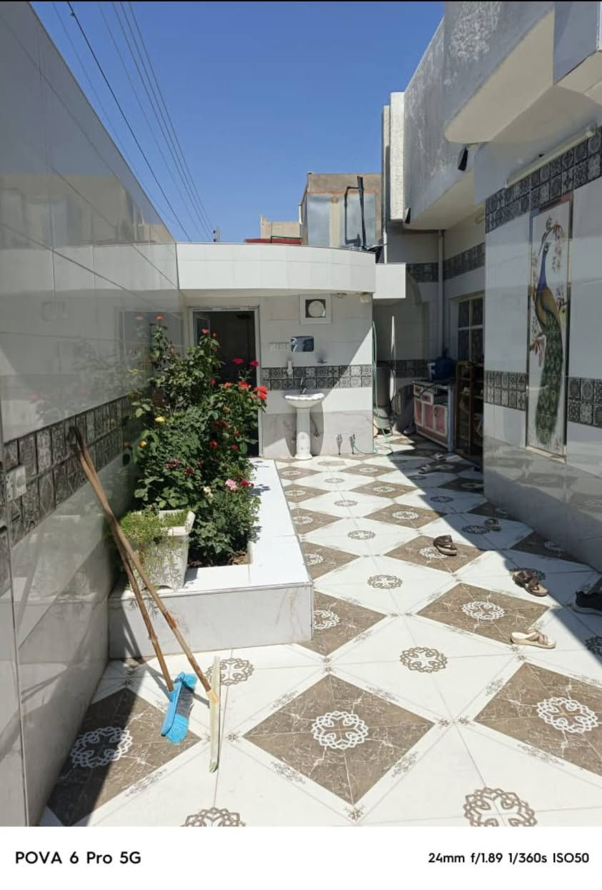 على بركه الله اللهم صل على محمد وآل محمد 
‏
‏دار طابقين للبيع  طابو ملك صرف تحويل مباشر  المساحة 370 متر الواجه 16متر الدار داخل وخارج سيراميك
‏
‏
‏العنوان قضاء بلد حي الحسين الثانيه قرب القاعه الرياضيه المغلقه خلف سنتر بيت جدو للملابس 
‏
‏يحتوي الدار : الطابق الاول يحتوي على غرفتين نوم  ومطبخ  كبير حار وبارد وصاله كبيره وهول كبير واستقبال كبير 
‏
‏وصحيات داخليه وخارجيه وكراج سياره داخل الطرمه
‏
‏الطابق الثاني: يحتوي على غرفتين نوم وحمام وصحيات 
‏ 
‏ الاستفسار اتصل على الرقم ***********
