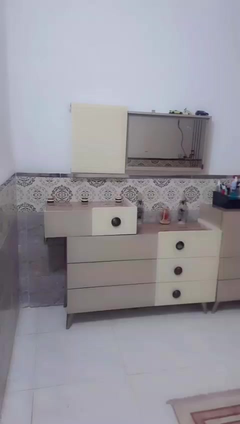 السلام عليكم غرفه تركي اصليه نضيفه كل ضرر مابيه 7قطع مع الدوشك مكان بآبل رقم موبايل ***********
