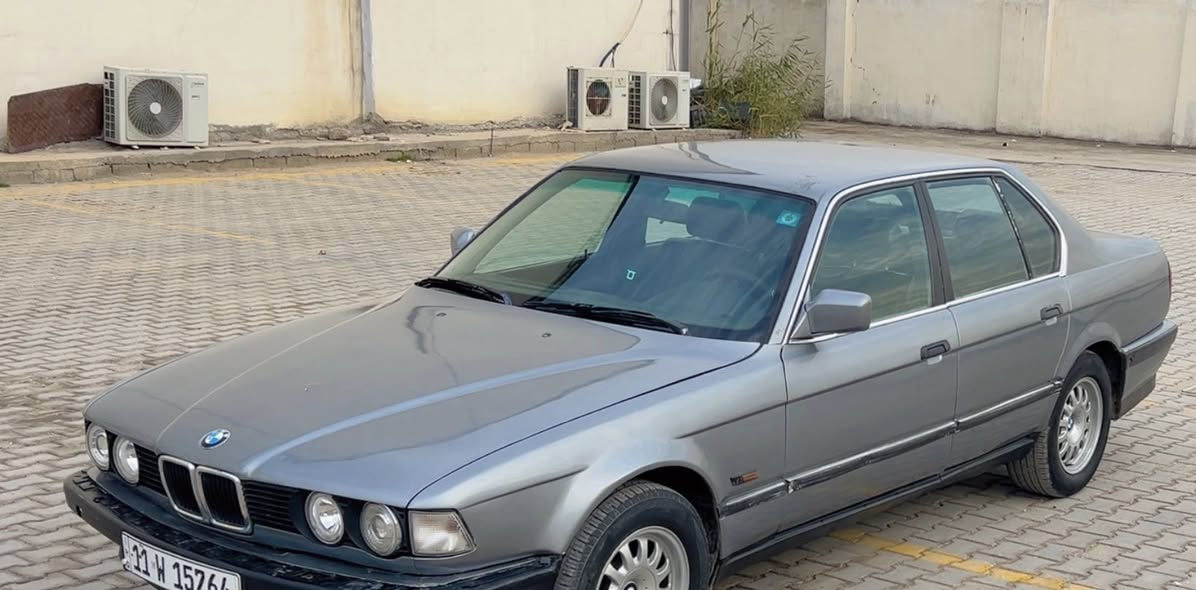 الحجم بي ام 735 موديل ٩٣ أصل بسعر ٤٨ جوه السوك 
الوحش الالماني رقم بغداد الدولي بشرط التحويل  
غرامات مدفوعه. ما عليه ربع. 
بيها تخم تاير جديد و ويله الأصلي 
صدره امامي خلفي جديد 
السياره بلاديه ومكفوله من الظربه. نهائيا بس صبغ جماليه 
جام 4 اوتو 
ما ملعوب بكهربائياتها  عالبلاد.   واصل بجم عريض.
وسياره جاهزه وصرفها بس الجنايه يعرفوا
مكان السياره بغداد العامريه 
***********
