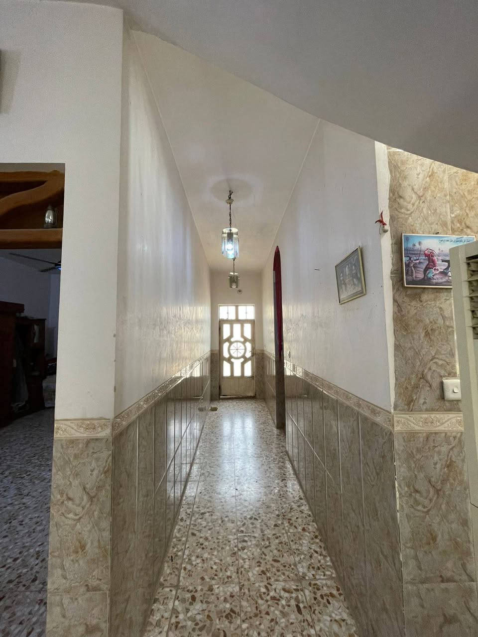 دار طابو زراعي سند 25 حي المتنبي مساحة 450 متر بناء قاطين الطابق الأول مطبخ واستقبال وصاله وغرفه نوم والطابق الثاني غرفتين نوم وصاله وبلكونه السعر ب97 للاستفسار الاتصال ***********
