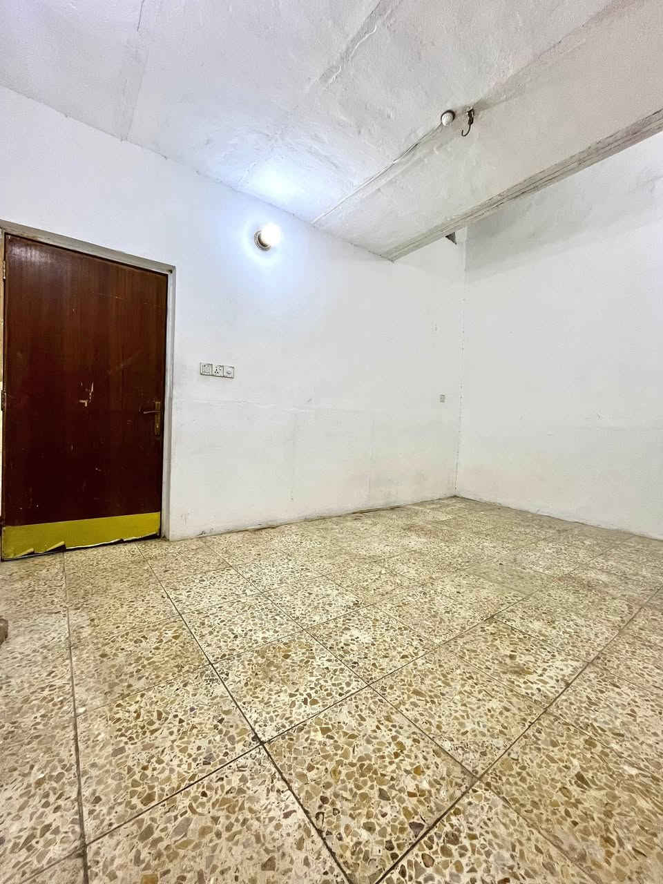 بسم الله الرحمن الرحيم                                                           للبيع بيت مساحة ١٠٠ متر في حي ميسان منطقة ٢٢ موقع  مميز قرب شارع بوريات تفاصيل بناء شلمان نظيف غرفة نوم وصاله ومطبخ واستقبال وصحيات سعر ٩٥ مليون وبي مجال للاستفسار مكتب العبدلي للعقار موبايل *********** اطلب ونحن بلخدمة للاستفسار
