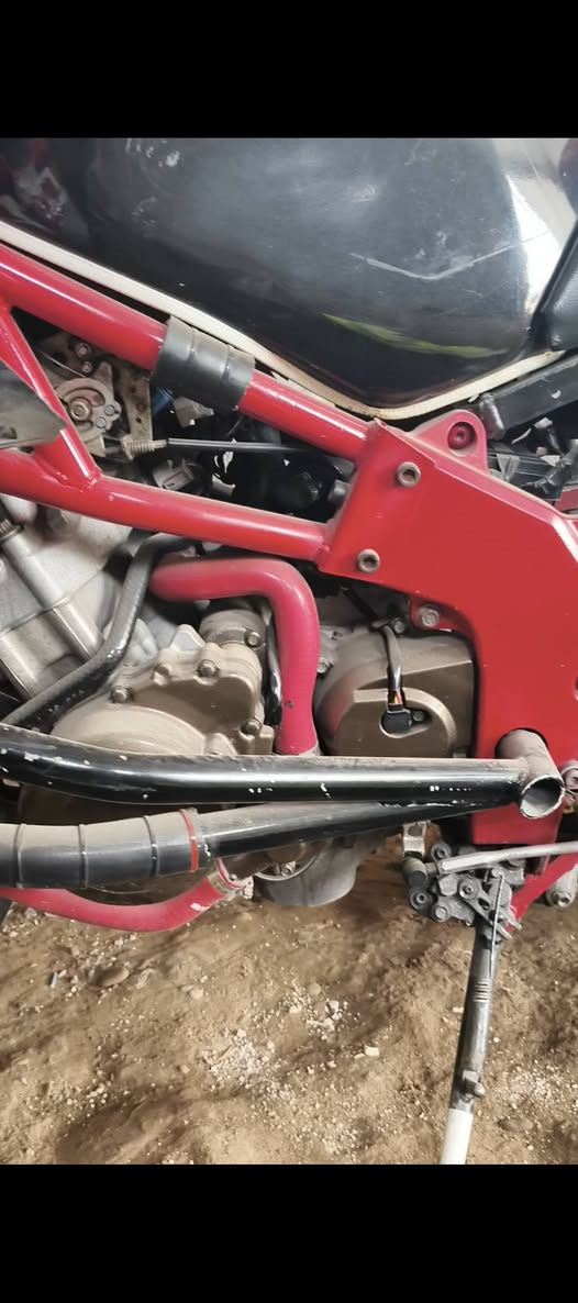 للبيع دراجه كاوسكي ٢٠٠٤.ملاحضه ٢٧ورقه وقفل ٢٥ 
تزويد بيهه يخبل ادامه كامله شوفت عينكم مكينه كفاله 
ماعجبتك دراجه تتغدهه يمي وتروح. واي ملاحضه اتصل 
***********
