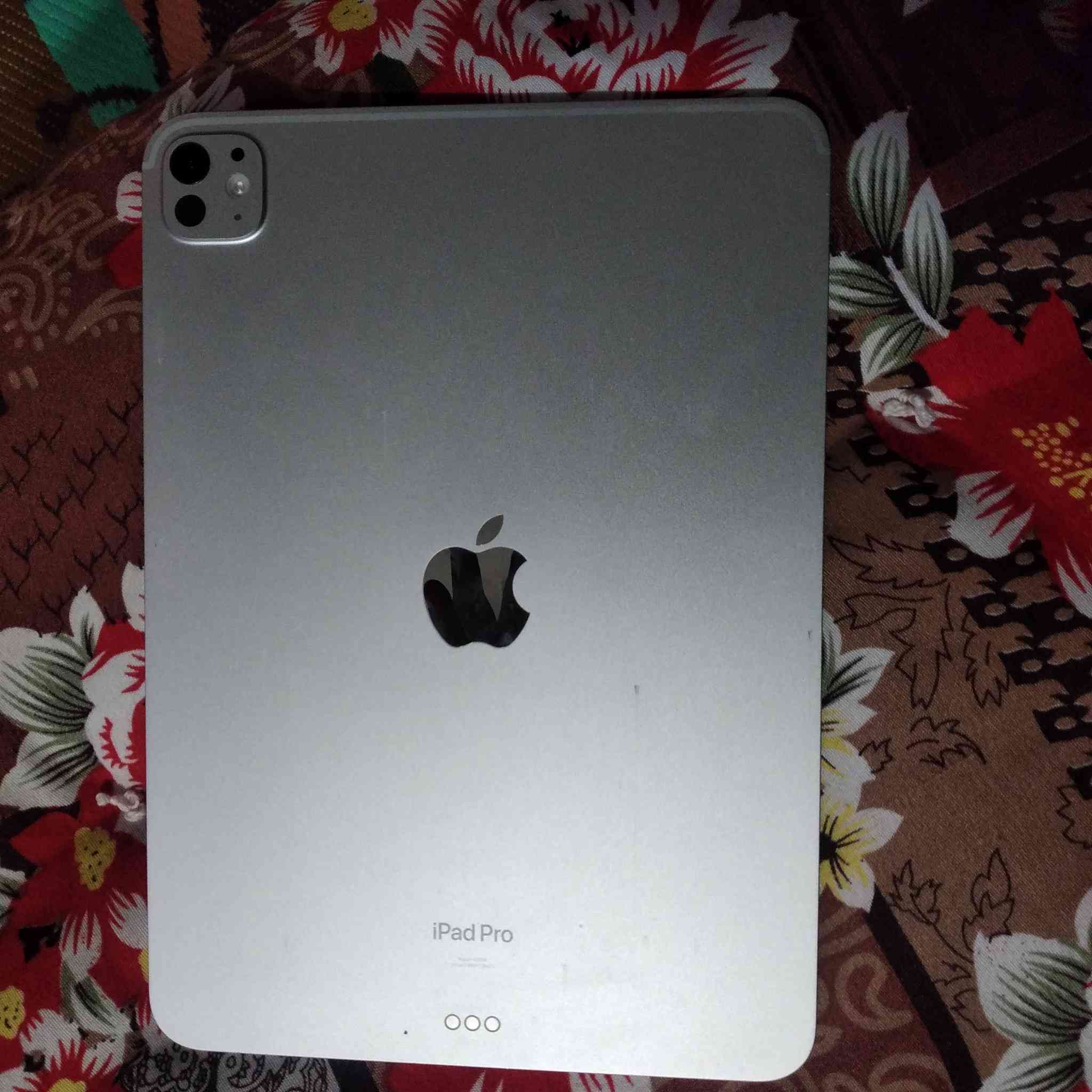 سلا عليكم ايباد 11ابرو للبيع نموذج m4 ذاكره 256بطاريه 93الايباد مكفول من كلشي ما بي لا اميدل شاشه ولا بطاريه رايده 950 هاذه رقمي ***********
