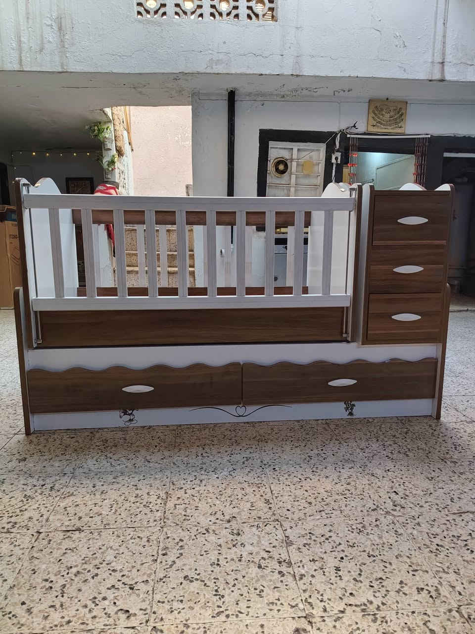 تخت طفل للبيع مستعمل شي قليل 
السعر 120
للتواصل ***********
