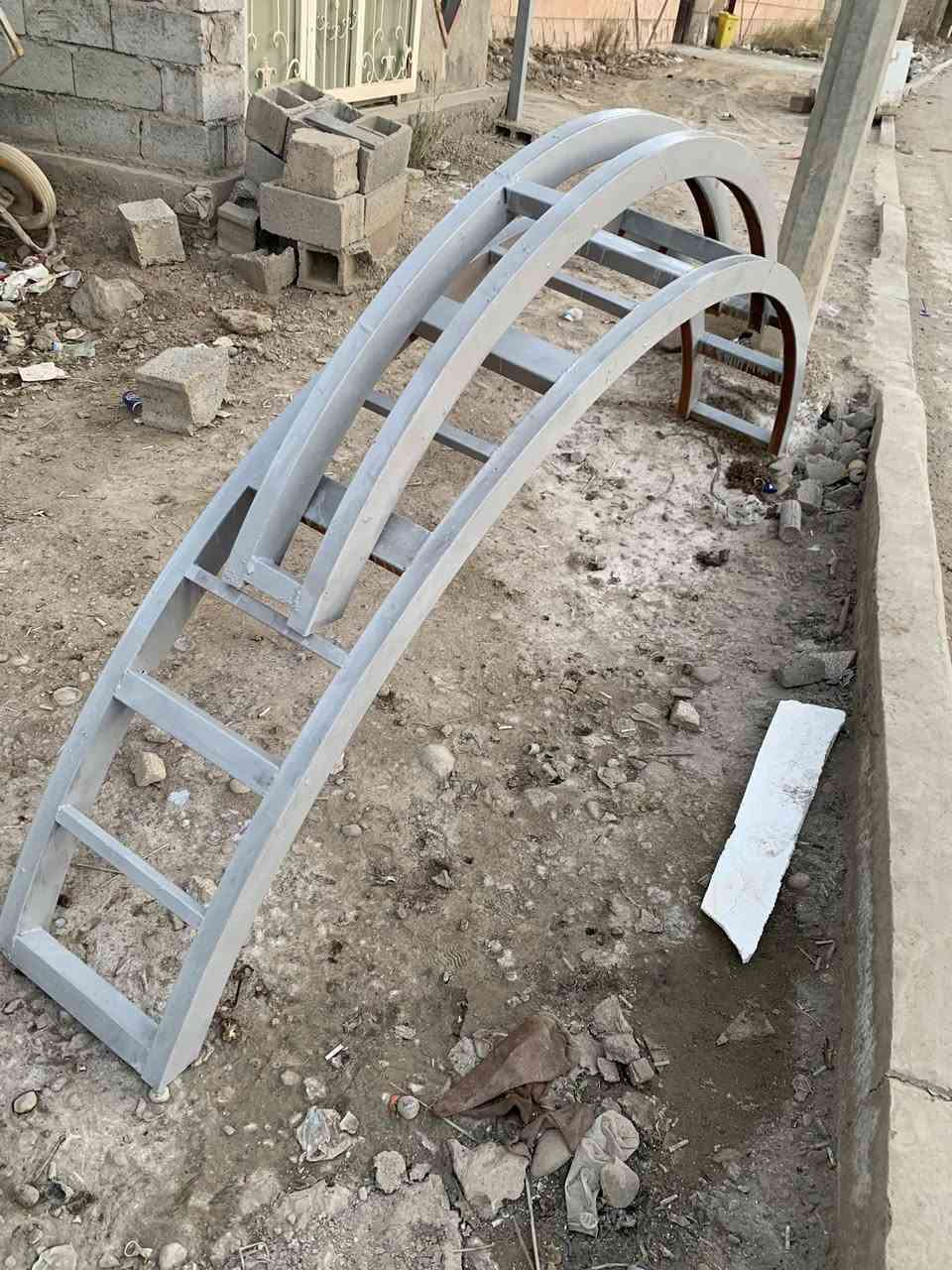 السلام عليكم
متوفر اقواس باب قياس ٢ متر صغير
وقياس ٢ متر و٩٠ قياس كبير
سكلة البركة في ابو كفة - قرب مولدة مروان 
للتواصل ***********-***********
