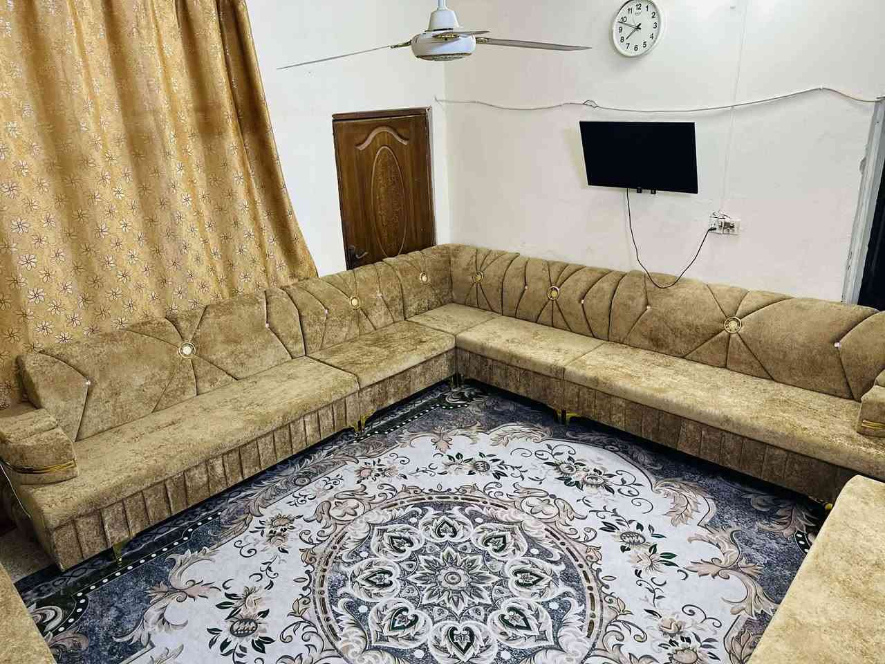 ديوان عدد ثنين كل واحد ١١ مقعد قياس ٧ امتار الواحد 
جديد (غير مستخدم) ....حطاطه.....قابل لبيع واحد او ثنين
الشراي يتصل ...***********....يوجد توصيل .....
