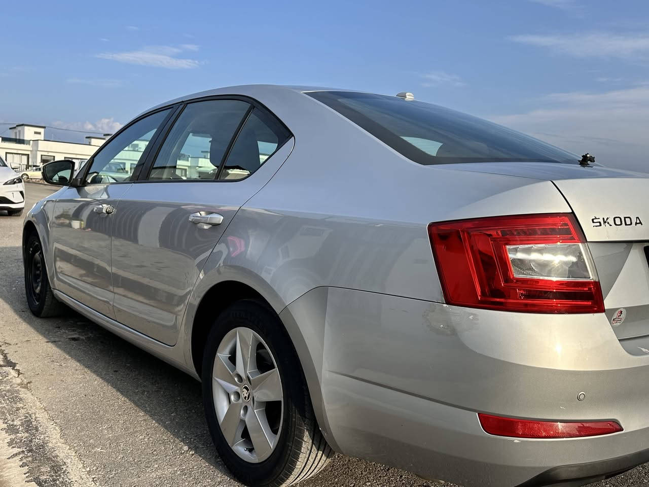 شکودا اوکتافیا ٢٠١٤
بێ بۆیاخ 
مەکینەی نەکراوەتەوە
زۆر توند و تۆڵ و بێ مەسروفە 
کارت و مێگاترۆنیکی گۆڕاوە 
سەنەوی تا ٢٠٢٨ تازەیە 
سعر ٩٤٠٠$
***********
***********
