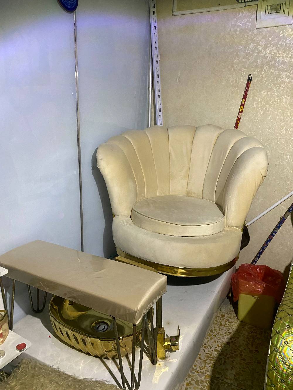💇‍♀️ للبيع صالون مع جميع أغراضه

📍 الموقع: النجف – بداية حي ميسان، قرب أسواق دينار ودينارين، داخل مجمع الرحمن التجاري.

✨ اسم الصالون: نازك بيوتي.

💰 السعر: 6 ملايين دينار، وقابل للتفاوض بحدود المعقول.

للاستفسار والمعاينة، راسلني على الخاص.
