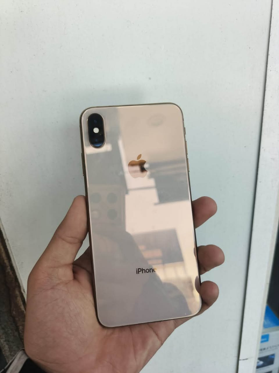 : iPhone XS Max
مع ذكر امبدل شاشه وبطاريه وضهر اصليات شرط الفصح
 الشاشة والصوتالشاشة: نوع OLED بمقاس 6.5 إنش ودقة 2688 × 1242 بكسل.المميزات: تدعم تقنية HDR وشاشة True Tone.الأداء والذاكرةالمعالج: أبل A12 بايونك بتكنولوجيا 7 نانومتر.ذاكرة الوصول العشوائي (RAM): 4 جيجابايت.سعة التخزين: متوفر بخيارات، 256، أو جيجابايت.الكاميراتالكاميرا الخلفية: مزدوجة بدقة 12 ميجابكسل للعدسة الرئيسية والعدسة المقربة.الكاميرا الأمامية: بدقة 7 ميجابكسل مع ميزة البصمة الوجهية (Face ID).البطارية والجسمالبطارية: سعة 3174 ميللي أمبير.مقاومة الماء: مقاوم للماء والغبار بمعيار IP68 لعمق يصل إلى مترين لمدة 30 دقيقة.الوزن: 208 جرام
مكاني بغداد  السعر٢٠٠الف وبي مجال قليل 
***********.
