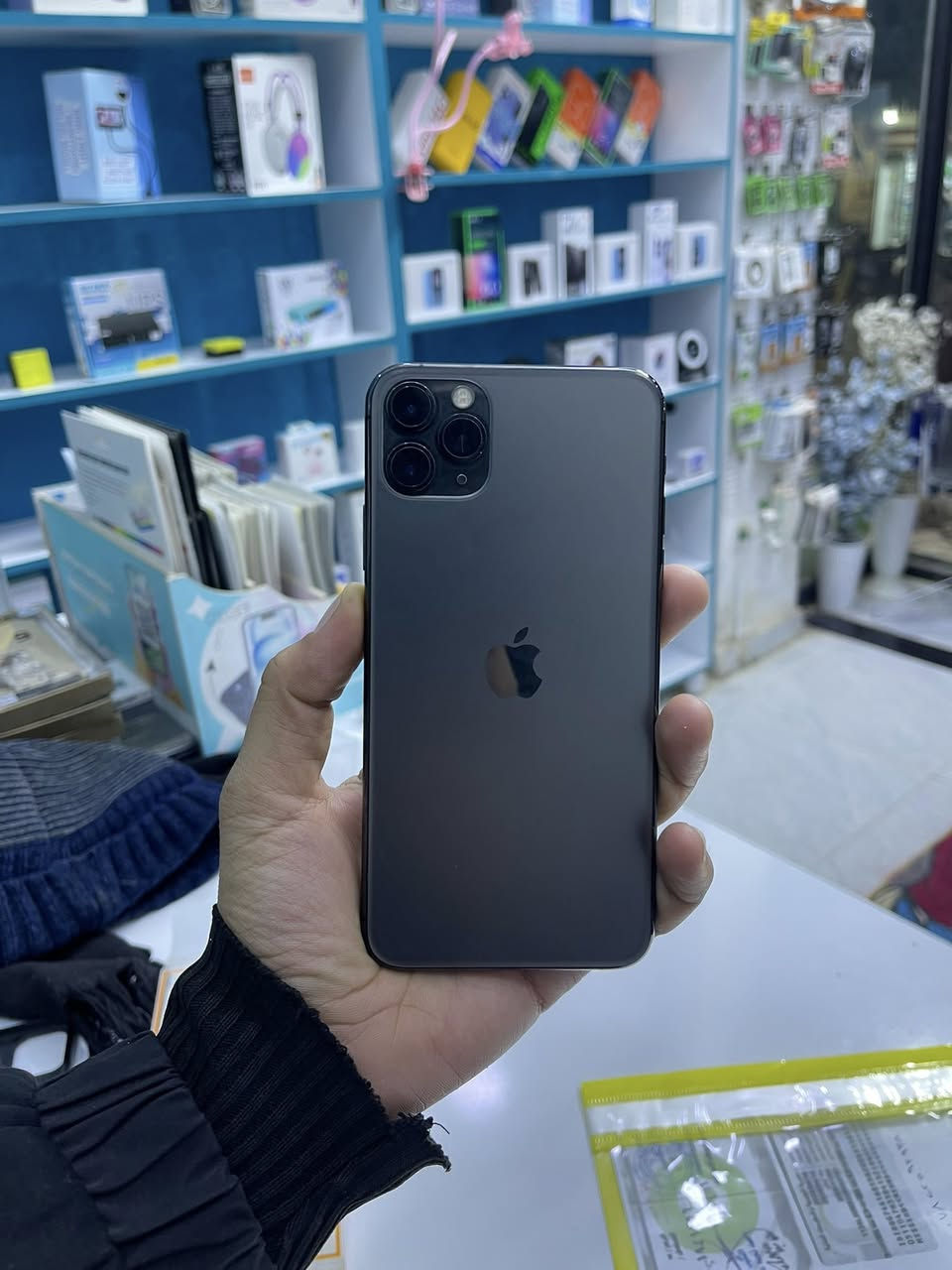 ايفون 11 برو ماكس مبدل شاشه وبيها فطر مامأثر بطاريه 78 حله ثوره ***********
