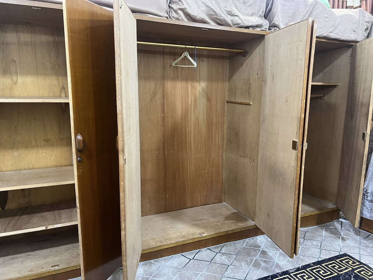 كنتور 6 ابواب مع ميز تواليت  مع زاويه صاج طول الكنتور 3 متر .60cm 
السعر 250

للتواصل ***********
