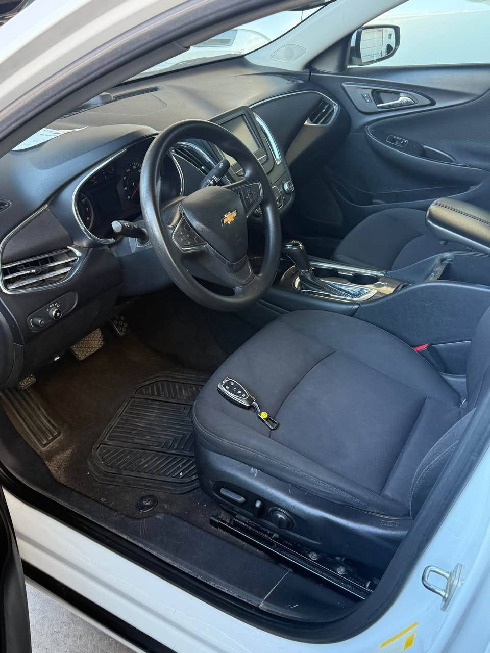 مالیبۆ مۆدێل 2018 رەنگی سپی بەفری
وەک کلین تایتل وایە
تەنها یەک بست لە بۆنیدی بۆیاخە بێ ناوگرتن بەشەرت 
رەسمی سۆنەر و لێدرانی دانراوە

 مواسفات LT کوشن کارەباو شەغال
مەکینەو گێر بەشەرت نەکراوەتەوە و بێ عەیبە 

تەنها 77 هەزار رۆشتووە
بەناوی خۆمانەوەیە
  
نرخی 109 ورەقە و مامەڵەیەکی کەم 
*********** Singapore
