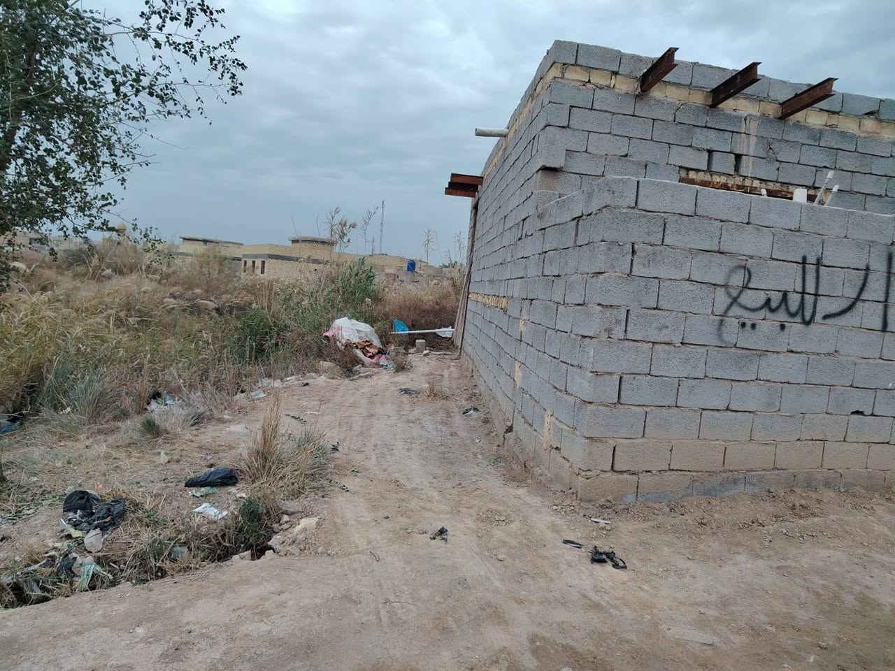 سلام عليكم بيت بحي الشرطه حواسم بيه غرفه ومطبخ وصحيات مساحه 150 متر بيه طارمه جبيره اتصال عل رقم ***********
