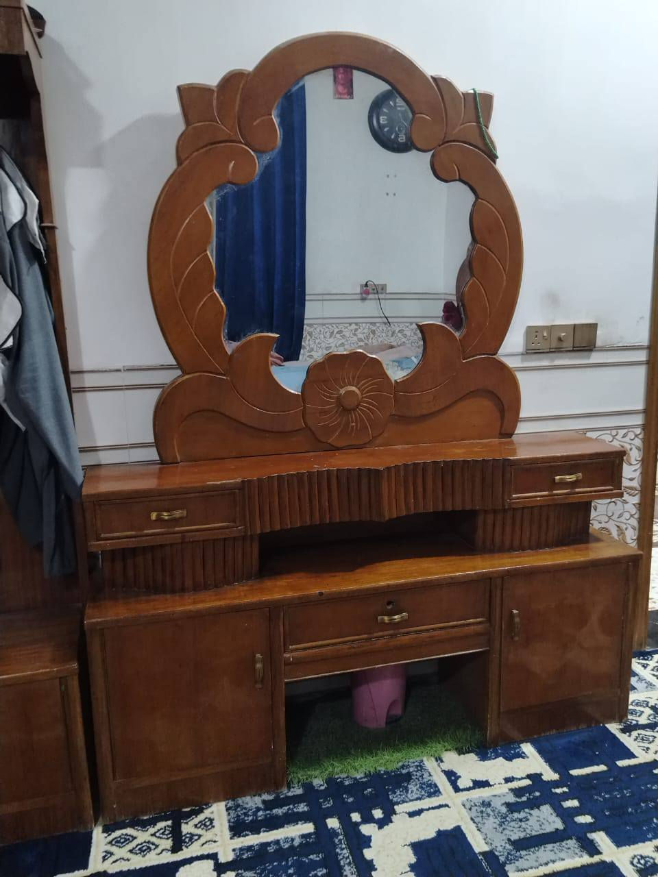 مكلفه بلنشر غرفه للبيع نقص صوميه السعر ٣٥٠ قفل مكانه النيل للاتصال ع الرقم ***********
