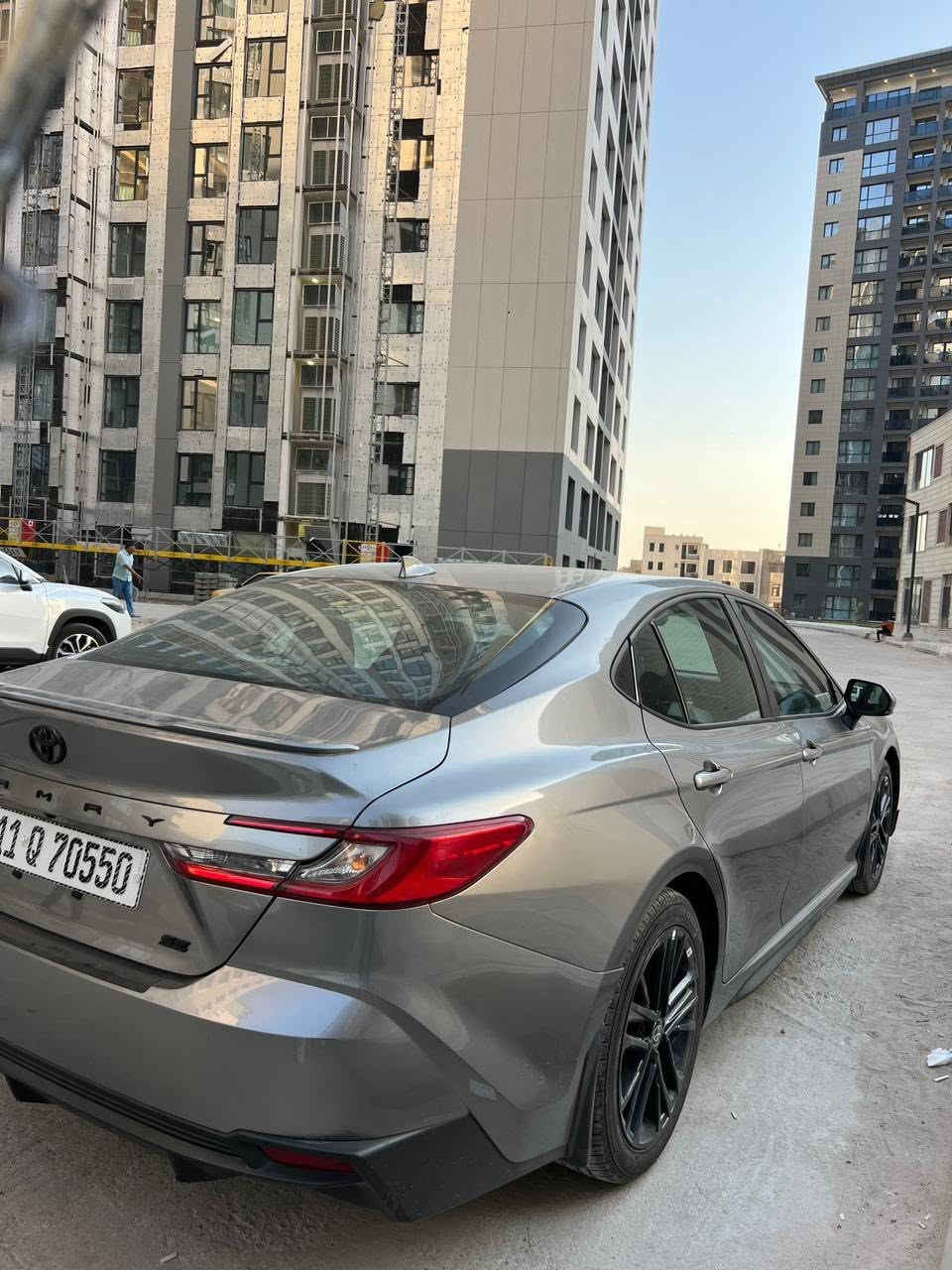 كامري موديل 25 وارد امريكي صور الحادث مرفقة بالمنشور ما متواجد ع فيس فقط اتصال  ماشيه 27 الف 

*********** 

‭***********‬

نوع المحرك: 4 أسطوانات سعة 2.5 لتر.القوة: 201 حصان (فئة البنزين)، وتصل إلى 225 حصان (للفئة الهجينة).

ناقل الحركة: أوتوماتيكي بـ 8 سرعات (بنزين) أو ناقل حركة تتابعي E-CVT (هايبرد).نظام الدفع: أمامي (FWD) 

قياسياً.التصميم الخارجي والرياضي (SE)الجنوط: جنوط رياضية مقاس 18 أو 19 بوصة باللون الأسود أو الفضي اللامع.الواجهة 

الأمامية: شبك أمامي رياضي بتصميم هجومي مميز عن فئات LE.الإضاءة: مصابيح LED أمامية وخلفية مع كشافات 

ضباب.اللمسات الرياضية: جناح خلفي مدمج وفتحات عادم مزدوجة.التقنية والداخليةالمقاعد: قماش رياضي مطرز بجلد صناعي (SofTex) ومقعد سائق كهربائي.الشاشات: شاشة معلومات ترفيهية تدعم Apple CarPlay و Android 

Auto.الراحة: مكيف هواء أوتوماتيكي، زر تشغيل ذكي (بصمة)، وشاحن لاسلكي.الأمان والسلامة (وارد أمريكي)تتميز سيارات 

السوق الأمريكي بمواصفات أمان صارمة تتضمن:نظام التحذير من مغادرة المسار.نظام الكبح التلقائي للطوارئ مع اكتشاف المشاة والدراجات.مثبت السرعة التفاعلي (Adaptive Cruise Control).نظام مراقبة النقاط العمياء (BSM).وسائد هوائية متعددة (أمامية، جانبية، وللركب).

