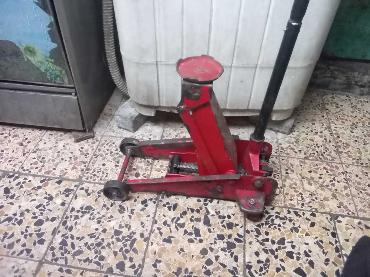 ⭕ يوجد توصيل لكافه المحافظات
جك 3 طن شغال وعل الفحص قديم باب اول اصلي السعر 80 الف المكان بغداد ***********
