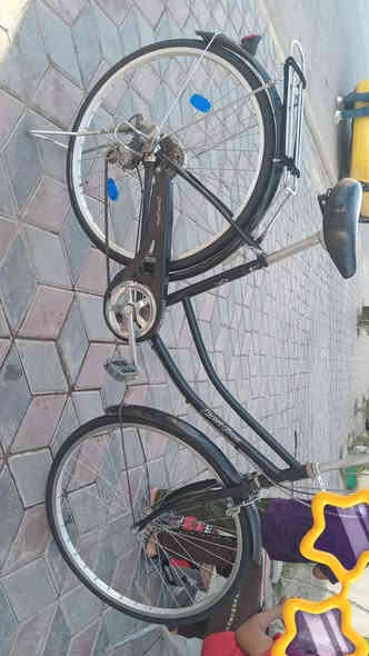 سلام عليكم للبيع بايسكل بناتي حجم 26 موديل 2017اللون اسود السعر 100 وبيه مجال مكان كوت حي الجهاد الاتصال ***********
