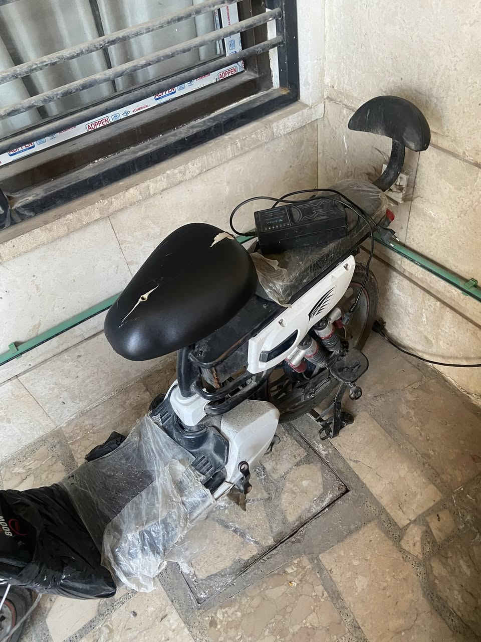 السلام عليكم ورحمة الله وبركاته 
دراجه مستعمله حجم 20 حجم العبوات 20 جويلس 
خمس بطاريات تحتاج فقط بطاريات جديده استعمال شخصي ثلاث سنوات
***********
