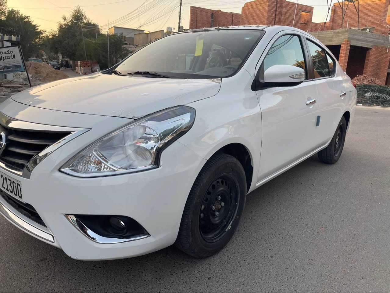 السلام عليكم 
نيسان سني (( 2025 )) اربيل ماشية 2000 زيرو بحالة الوكالة 
العقد والوكالة مجاني والتحويل مباشر 
المواصفات: 
شاشة اصلية، كاميرا خلفية، جام كهرباء عدد 4، قطعتين تبريد، اشاير بالمري، داخل بيجي، ايرباك عدد 2، تحكم ستيرن، يدات نيكل، حساس خلفي، شباك نيكل، سبايدر، بلوجكتر اصلي، كشن السائق جك، محرك 1500، مانع انزلاق، ويل حجم15، اواكس، USB ،بلوتوث، 
عنواني  الاعظمية 
موبايل ☎️  *********** . بغداد, العراق
