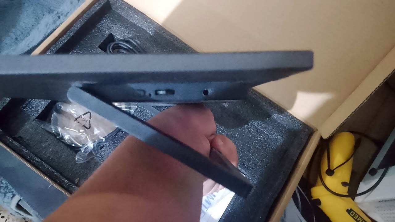 شاشه صغيره للتنقل مواصفات 
HD 1080 1920
60HZ
تدعم منافذ 
HDMI
TIYP C
حجم 
16أنج
40m
كما موضح بالصورة 
سعر 75ألف
***********
