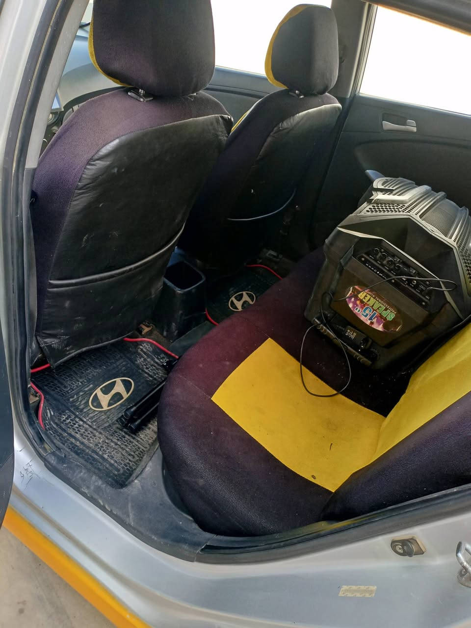 اكسنت هونداي ٢٠١٢ كير محرك لوك ما مفتوحات محرك حجم ١٦٠٠  . كير اوتو . دفتر بانزين موجود رقم كركوك مشروع وطني سنويه لل ٣١ نقابه و غرامه مصفره كامل تبريد ثلج تدفئه شغاله . ضررها جاملغ تعديل بارد فقط . السعر ٨٢ و بيه مجال. ***********
