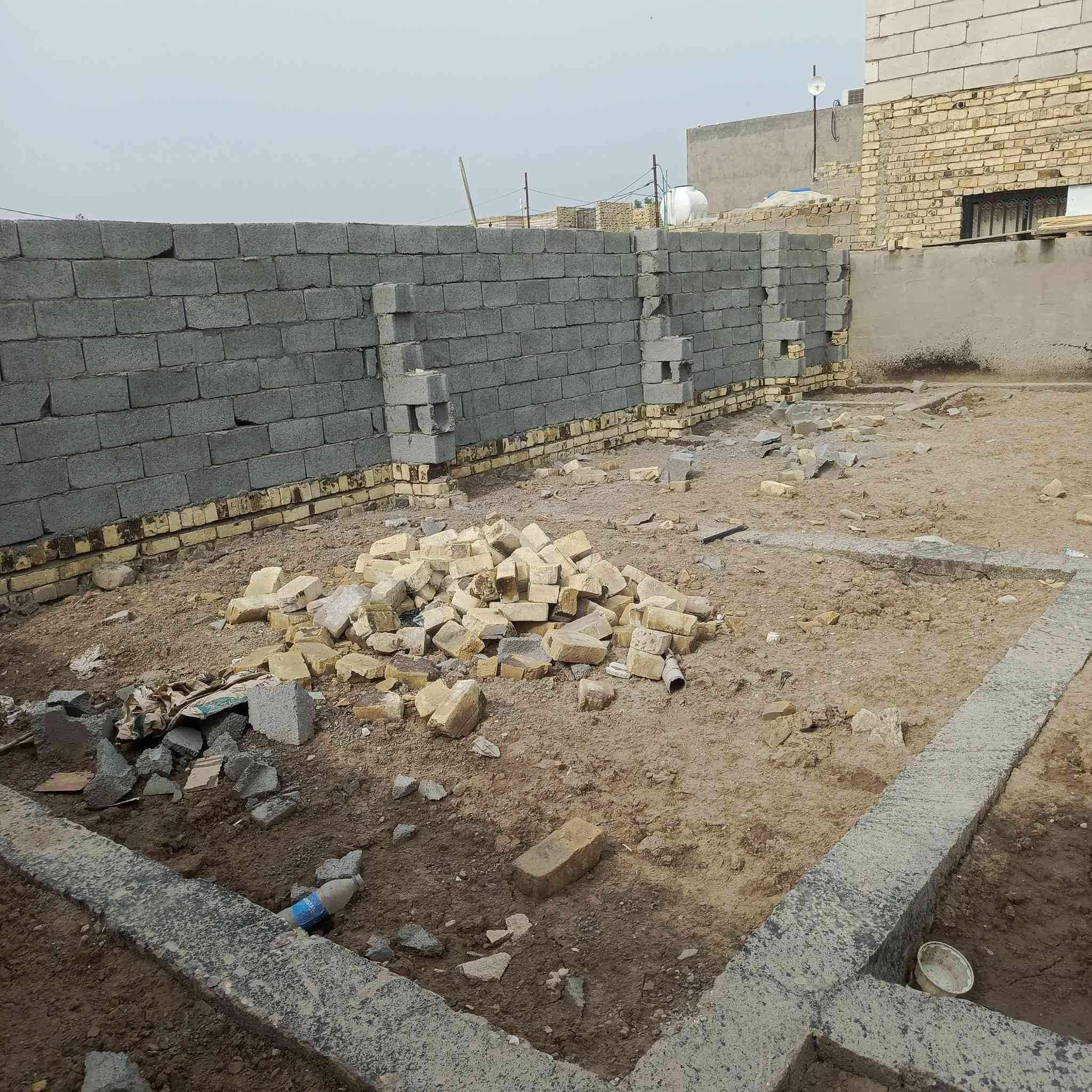 السلام عليكم بتلو للبيع مدفون وكامل مزفت  100 متر مربع مرقم ومعاملته كامله بلبلديه سند 25 
مكان ال ابو جاسم نهايت فلكه العلماء يم جامع الدنك سعره ب 7 ملاين ونص رقمي ***********
