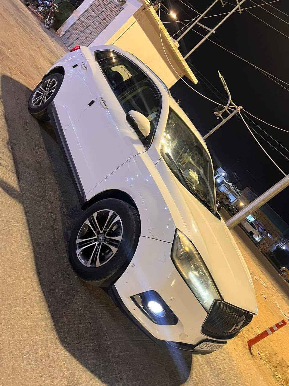 سـلام عـليكم.  بيع متسعجل 
بوجر صيني موديل 16 رقم بغداد انكليزي سنويه لـ 2030 شرط تحويل مكينه وكير مكفولات  مالات كامري حداده وتخم تاير بالكارتون. فقط بيه( ضربه بالمدكر الايسر الگدام) مواصفات... فتحتين سقف، ويل كب، تحكم ستيرن، شاشه كبيره، دواخل جلد اسود،لايت زنون،     مكلف بنشر غير متواجد ع فيس. رقم صاحب السياره (***********).
