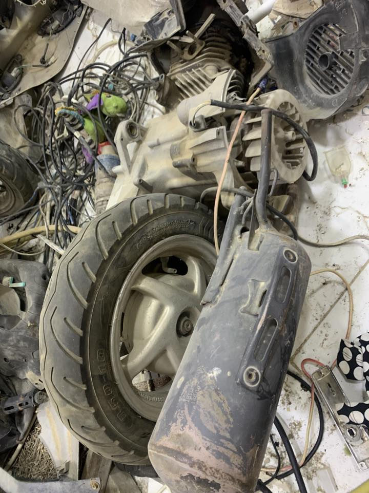 السلام عليكم داجتين للبيع وحدة كاملة والثانية مفصخة نفس النوعية  الكاملة تشتغل الى باتري قوي ابيع كوم حديدة السعر 100 الف العنوان بغداد البلديات اكرر كوم حديد ***********
